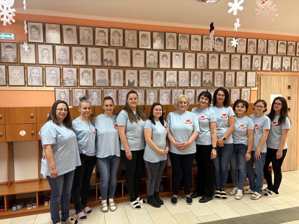 Intézményünk egyedi arculatának ékessége az óvoda főfolyosóján található portrésorozat,melyet óvodásainkról saját kezűleg készít Dr. Kovácsné Szakos Mária Nagytiszteletű Asszony